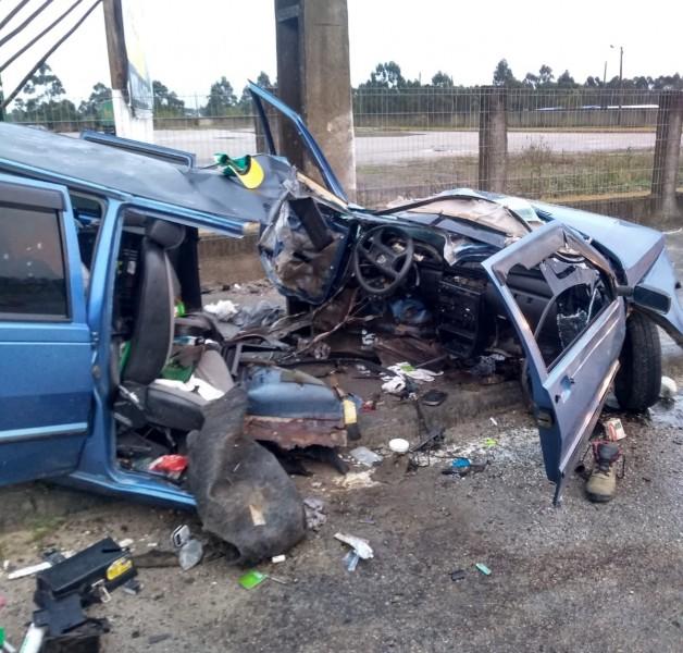 Motorista fica gravemente ferido após colidir veículo contra poste