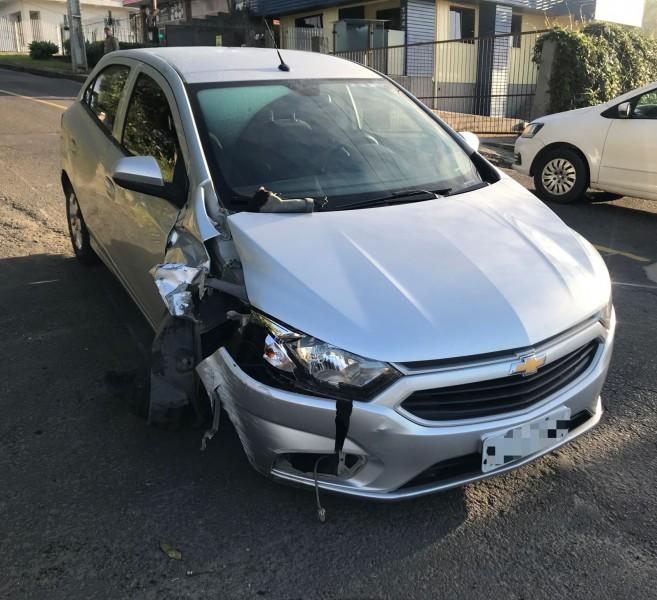Motorista tenta desviar de animal e colide em poste no bairro Operária Nova 