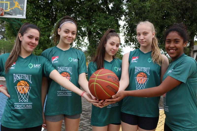 Atletas do basquete feminino de Criciúma na Seleção Catarinense
