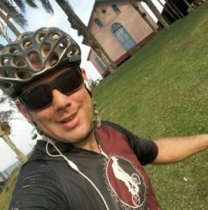 Ciclista morre após ser atingido por moto no acostamento