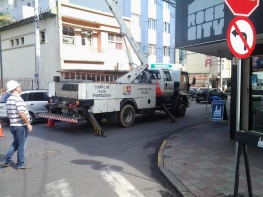 Caminhão bate em poste e área central fica sem energia