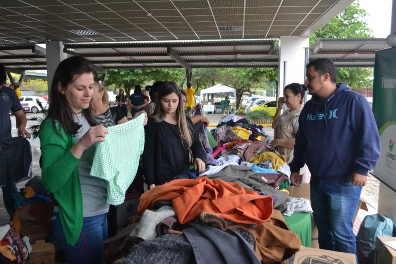 Curso de Fisioterapia realiza bazar em prol da Casa Guido