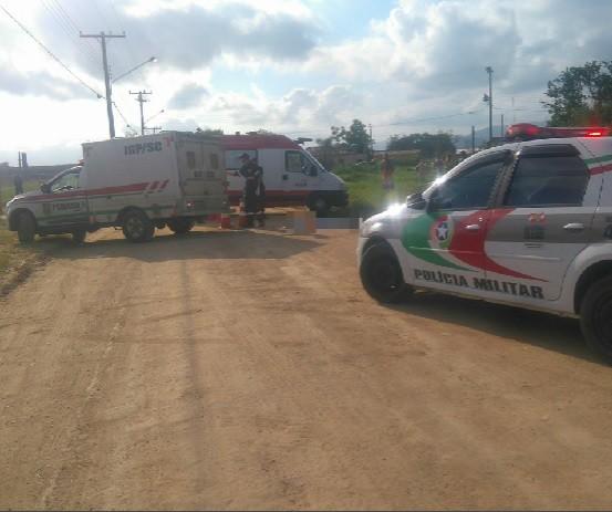 Homem é morto a tiros por ocupantes de carro