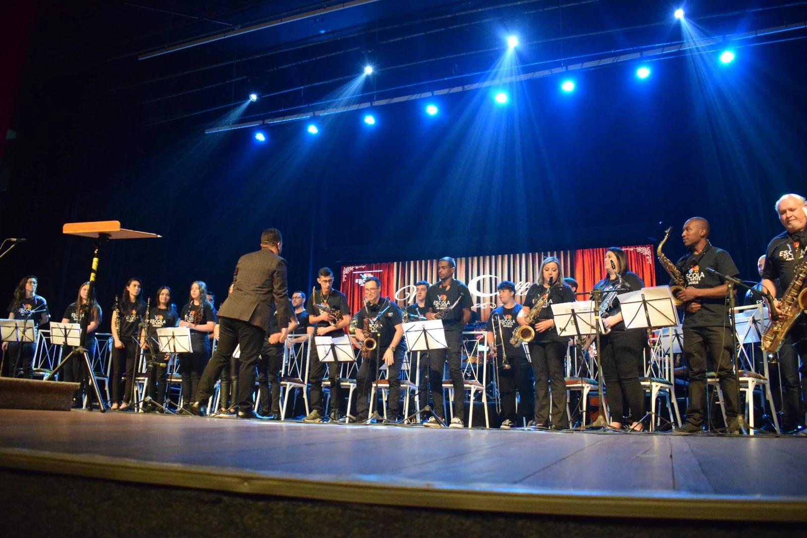 Jovens talentos da Abadeus apresentam espetáculo musical no Teatro Elias Angeloni em Criciúma