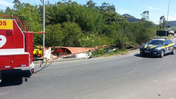 Caminhoneiro fica preso em ferragens após acidente