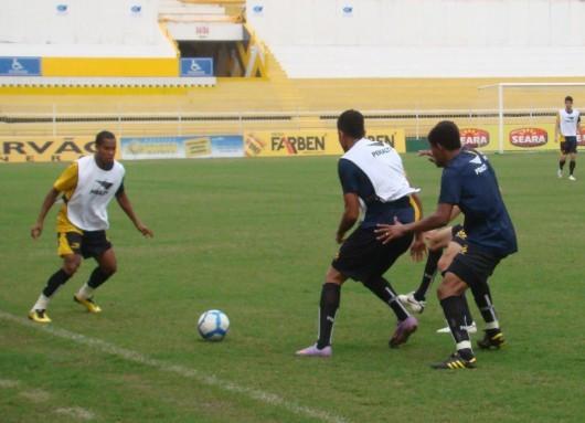 Em coletivo surpresa, Argel monta o Tigre