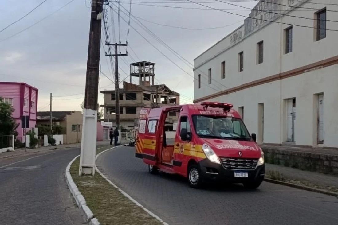 Motociclista morre após colidir moto contra poste em Laguna