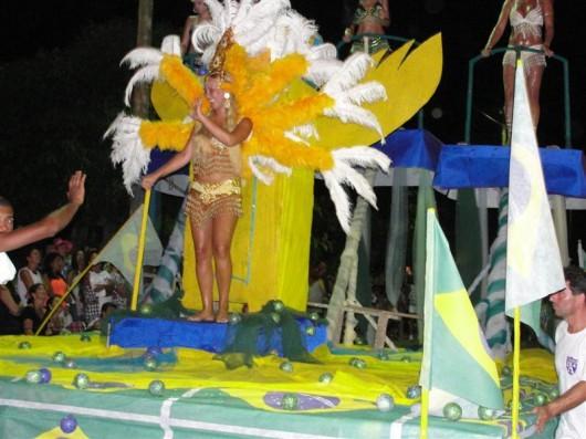 Ecologia e as estações do ano são temas de samba-enredo em Balneário Arroio do Silva