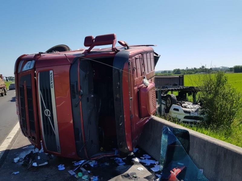 Cegonheira carregada com carros e motos tomba na BR-101