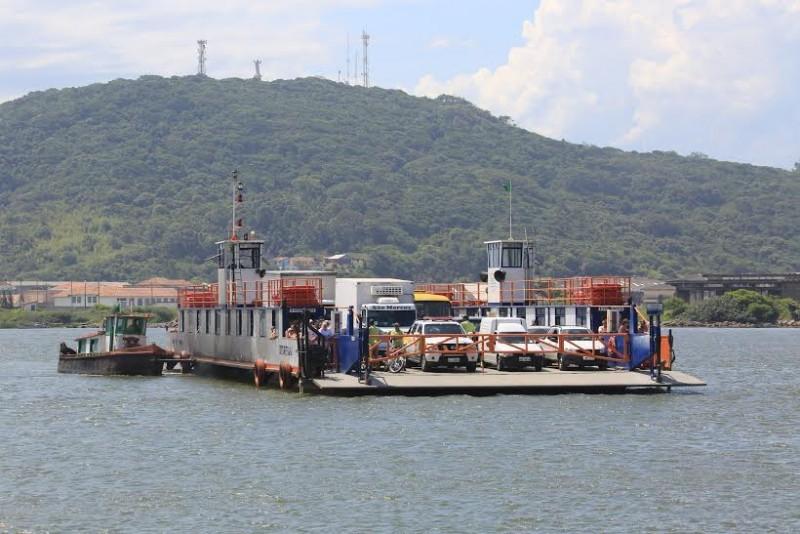 Reunião define melhorias na travessia na balsa de Laguna 
