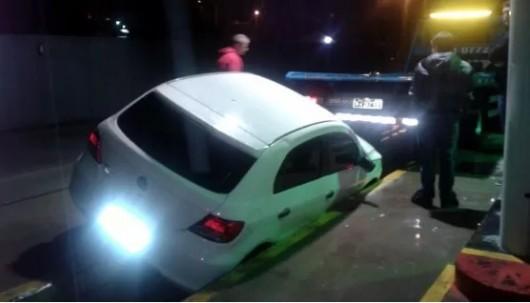 Ao cortar caminho, motorista cai em rampa de troca de óleo