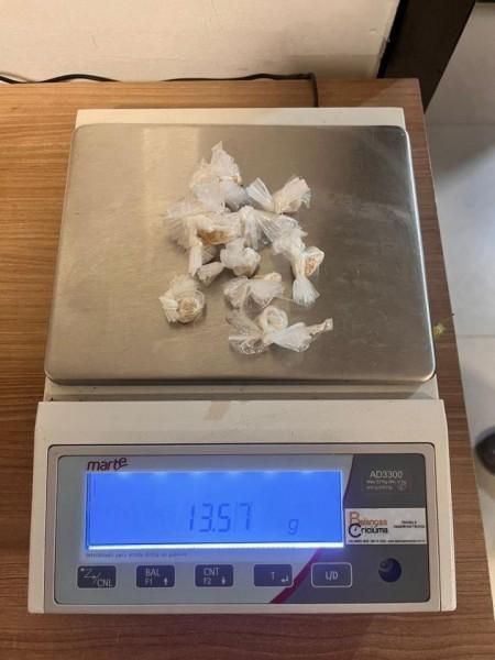Homens são flagrados pela PM comercializando drogas em Araranguá