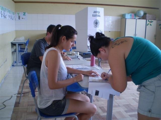 Mesários que atuarão nas Eleições 2014 são treinados 