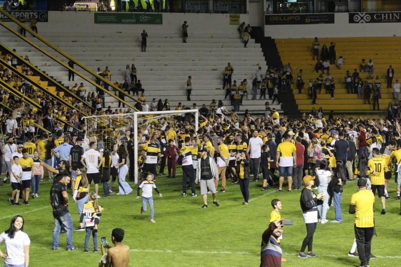 ‘Caímos juntos, subimos juntos’: a festa da torcida carvoeira após o apito final