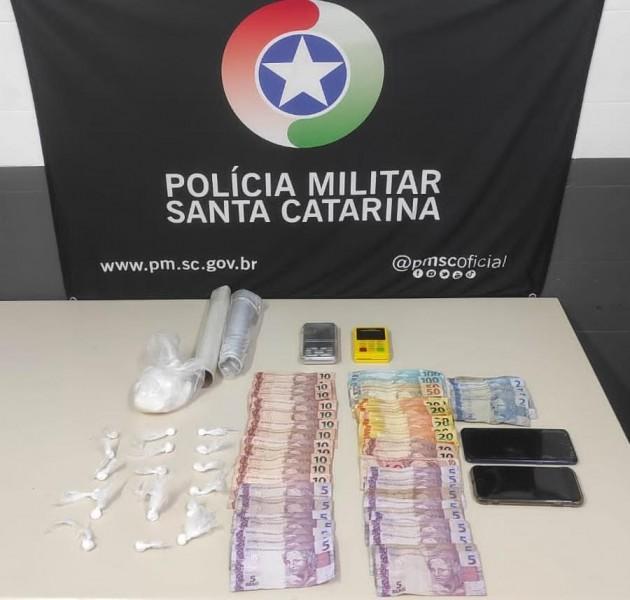 Durante cumprimento de mandado de prisão, PM apreende drogas e dinheiro em Criciúma 
