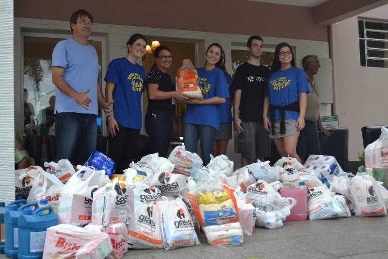 Voluntários arrecadam 5,3 toneladas para instituições