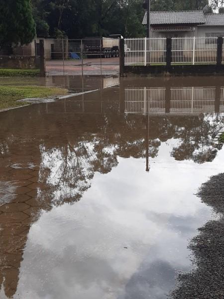 Com ruas alagadas, moradores monitoram Rio Sangão em Criciúma