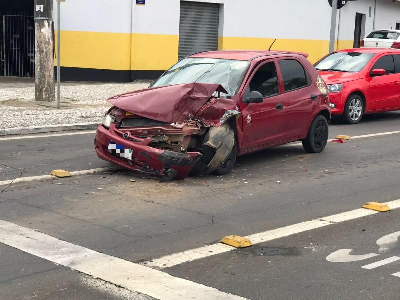 Colisão traseira envolvendo dois carros é registrada na avenida Centenário 