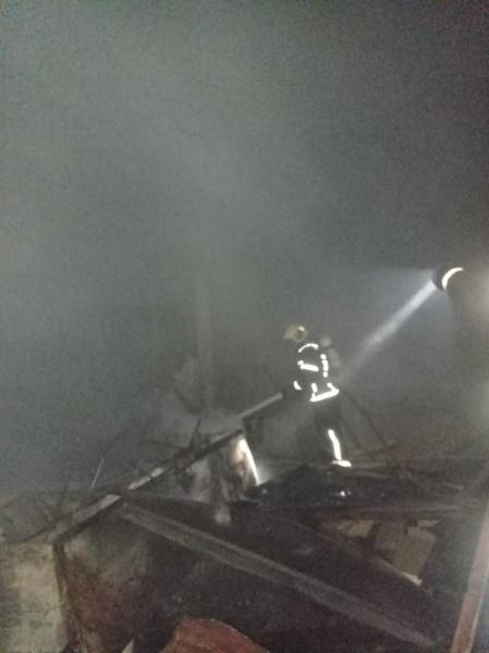 Bombeiros combatem incêndio de grandes proporções em Orleans 