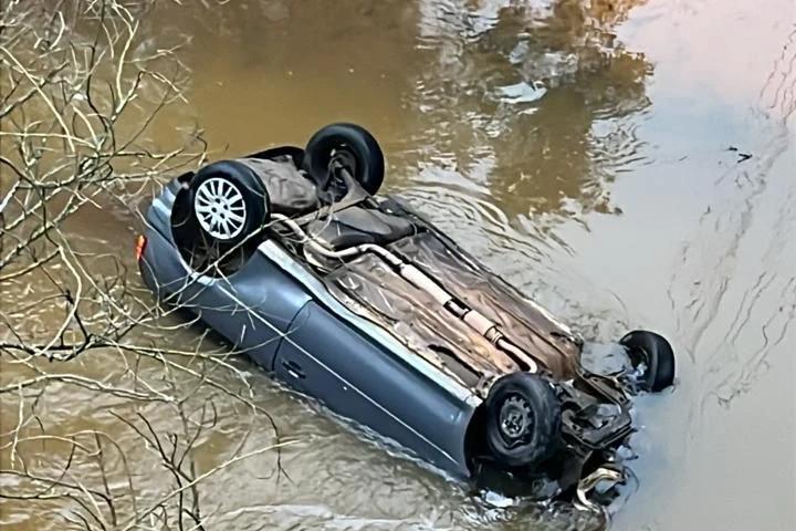 Forquilhinha: motorista morre após carro cair em rio