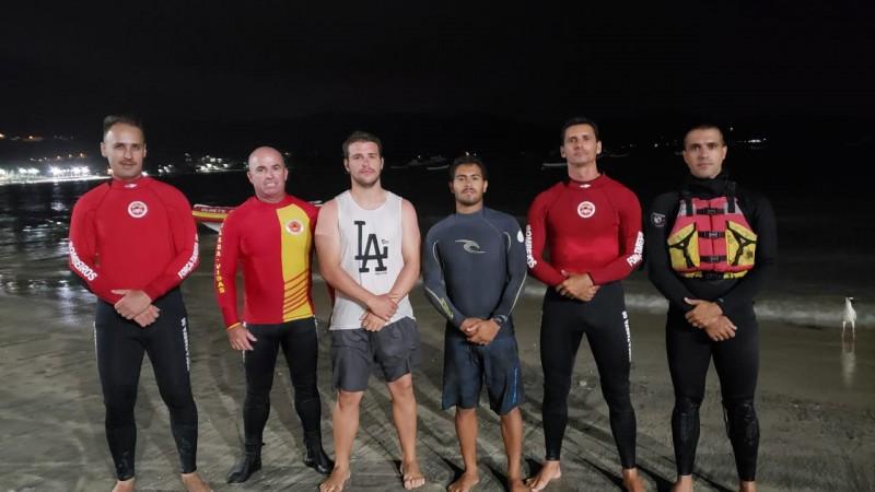 Bombeiros realizam resgate de jovens que estavam à deriva na praia de Garopaba