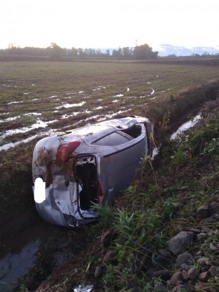Motorista perde controle da direção, sofre saída de pista e capota veículo em Meleiro
