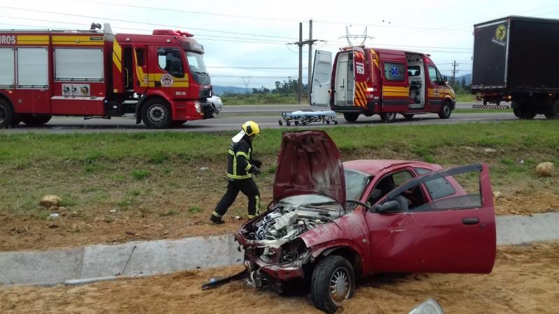 Motorista é encaminhada ao hospital após capotar veículo na BR-101
