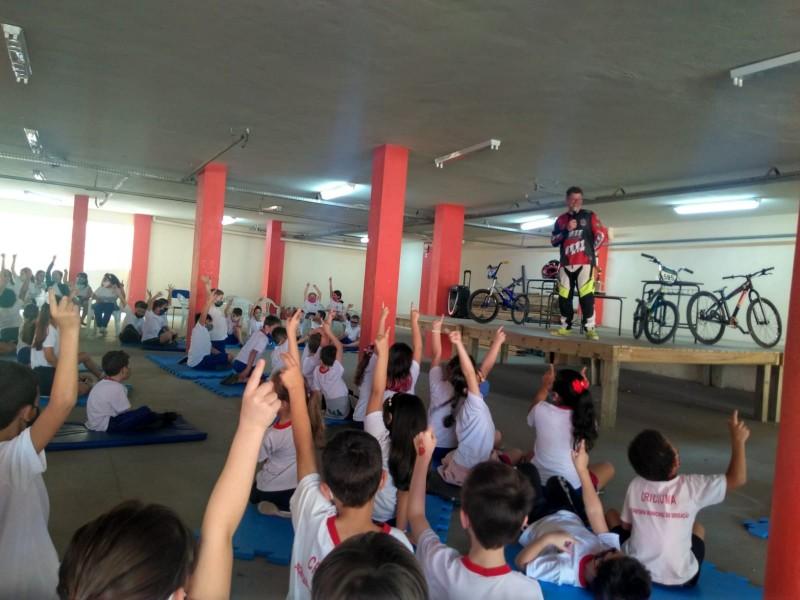 Ciclista Marco Aurélio Tocha visita escola de Criciúma e conta sua trajetória no esporte 