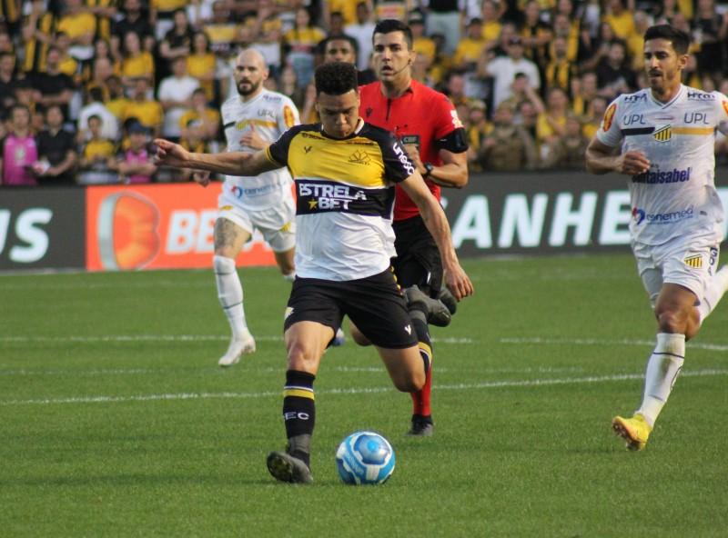 Criciúma leva gol no final, perde em casa e deixa escapar chance de fechar o turno na liderança 