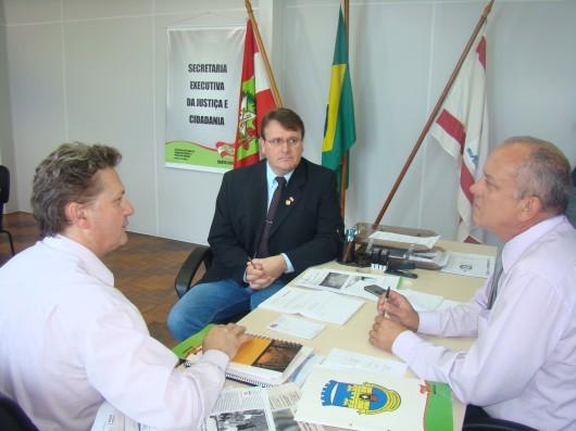 Reunião busca alternativa para caos das drogas e presídios