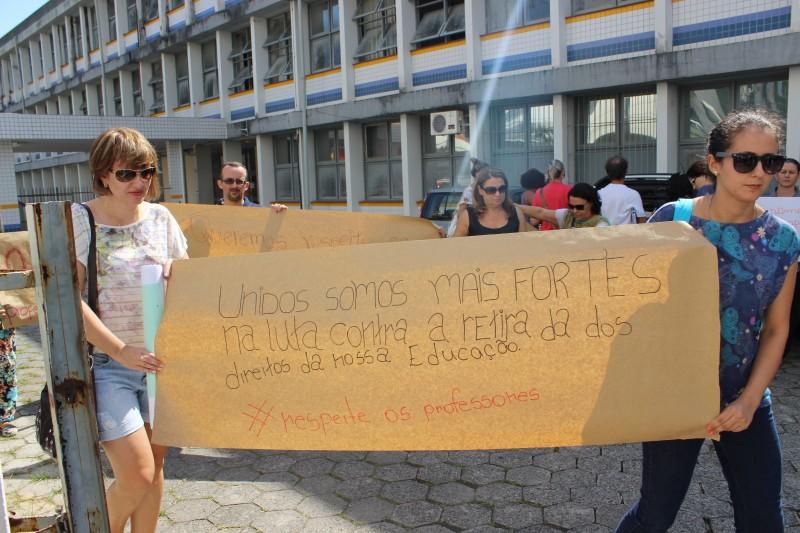 Professores estão proibidos de colar cartazes nas escolas