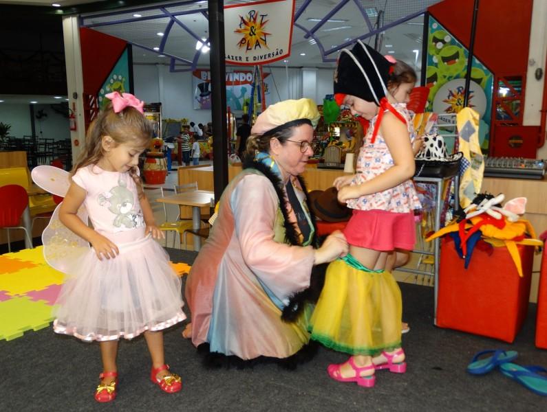 Recreação inspirada no teatro encanta crianças
