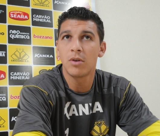 Zaga tricolor modificada para enfrentar o São Caetano