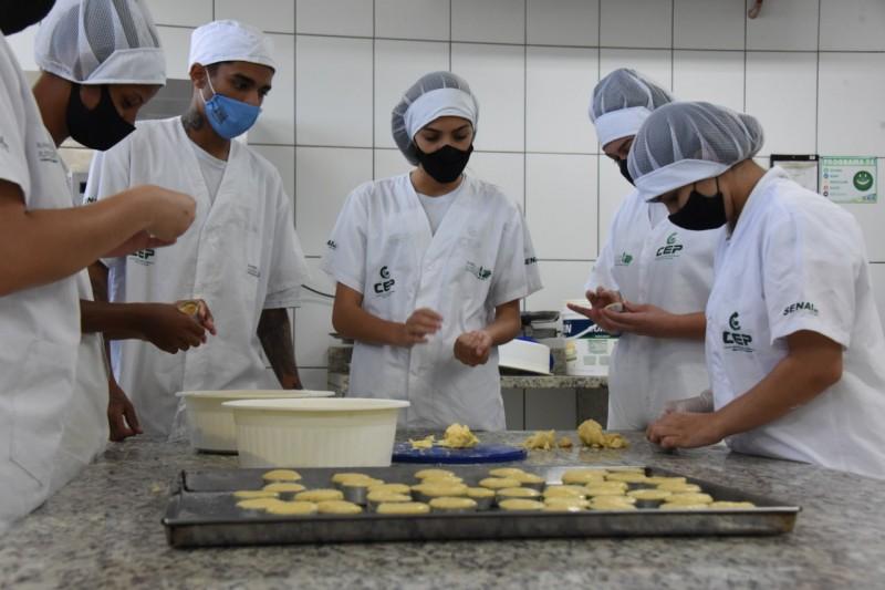 Parceria entre Bairro da Juventude e Cooperforte oferece curso gratuito de Panificação e Confeitaria
