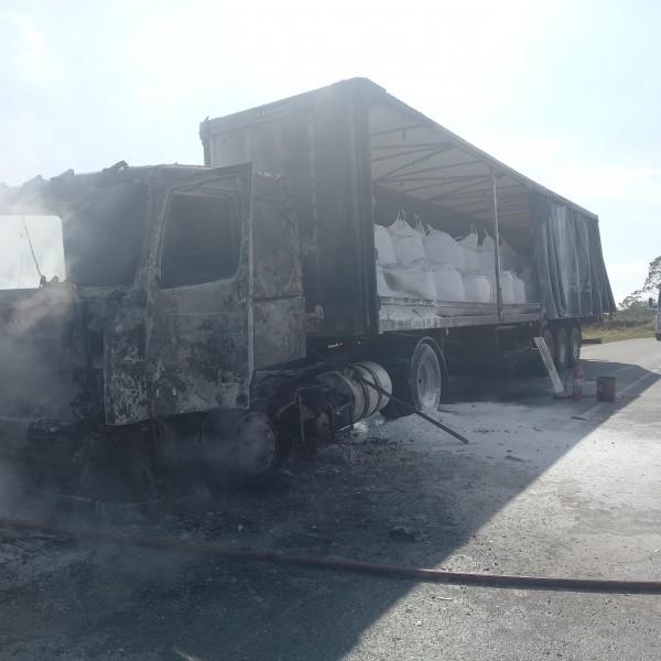 Cabine de caminhão é destruída após pegar fogo em Içara
