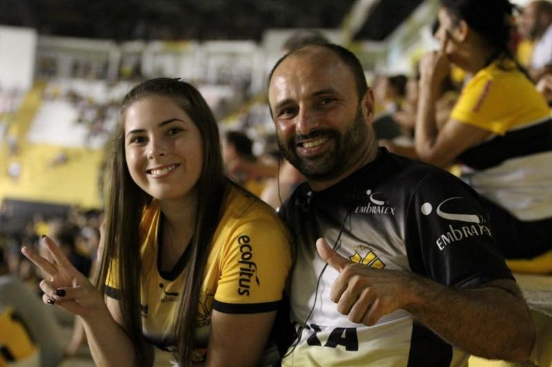 Torcida comemora vitória no final da partida diante do JEC