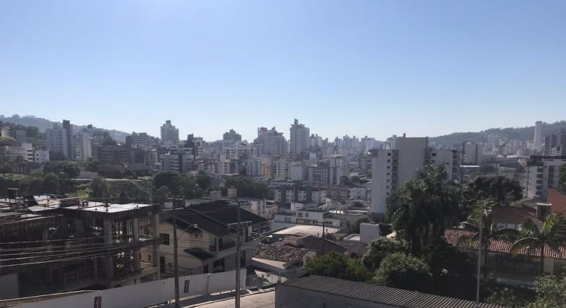 Previsão do tempo para o fim de semana é de sol, mas com frente fria e pancadas de chuva