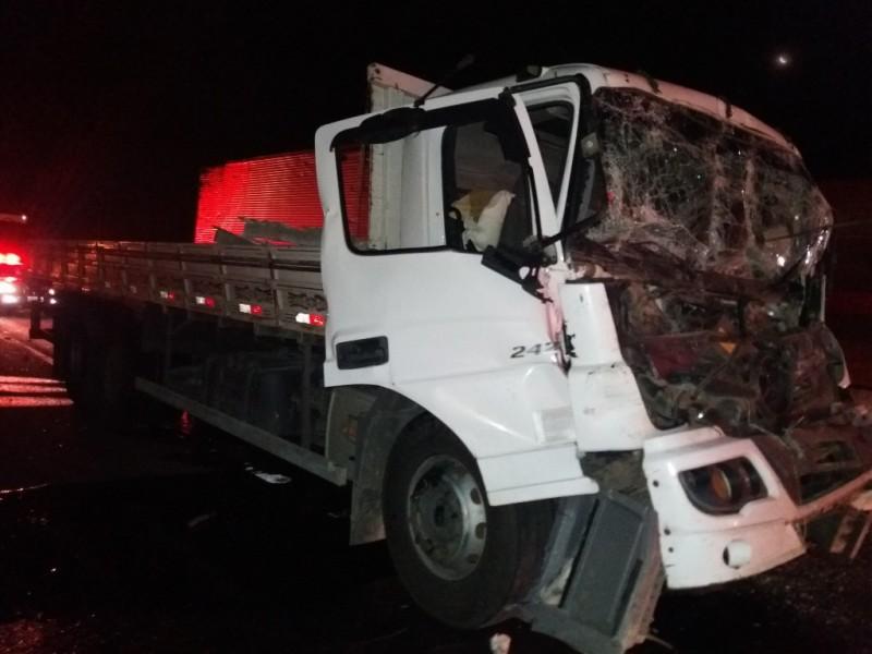 Caminhoneiro fica ferido em acidente na BR-101