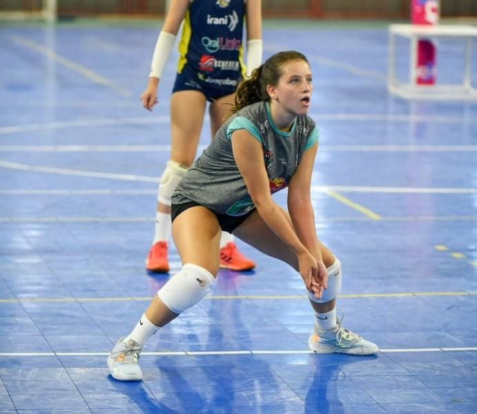 Atleta do vôlei de Forquilhinha é convocada para seleção catarinense 