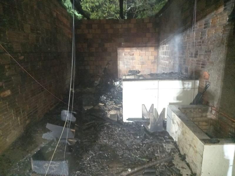 Incêndio destrói edícula em Criciúma e morador conta com ajuda de vizinhos para controlar fogo