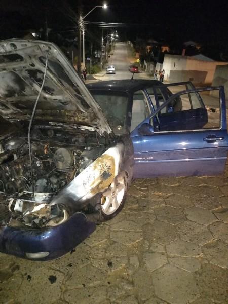Incêndio em motor de carro mobiliza bombeiros em Içara
