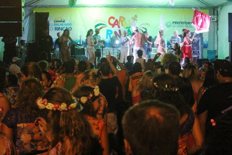 Bloco e trio elétrico fazem a folia da segunda noite no CarnaRincão