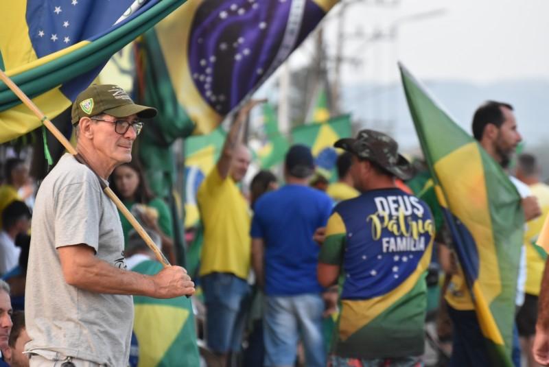 Manifestação continua em frente ao 28ºGAC em Criciúma