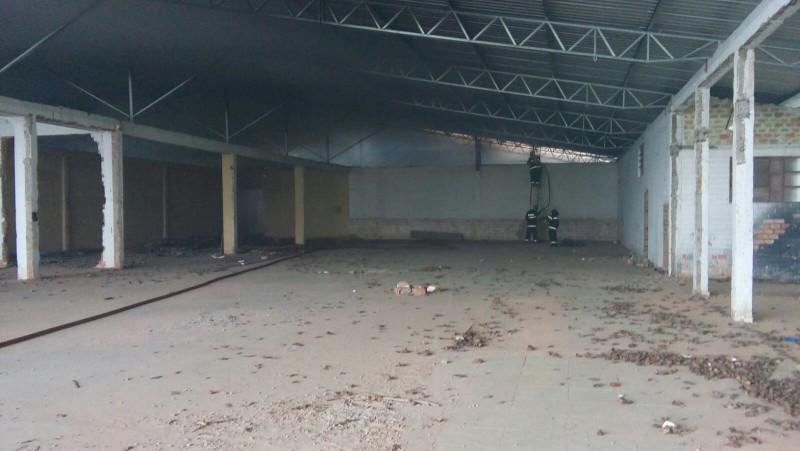 Incêndio em galpão abandonado mobiliza bombeiros