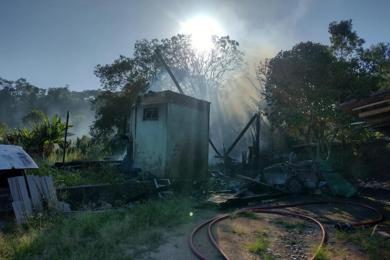 Residência de madeira é destruída após ser atingida por incêndio em Orleans