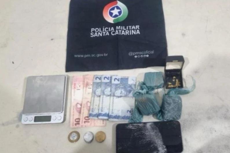 PM apreende maconha e dinheiro em abordagem; homem foi preso