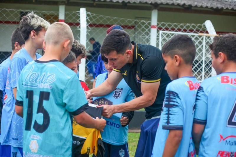 Léo Costa e Zé Marcos visitam projeto social Sementes Para o Futuro