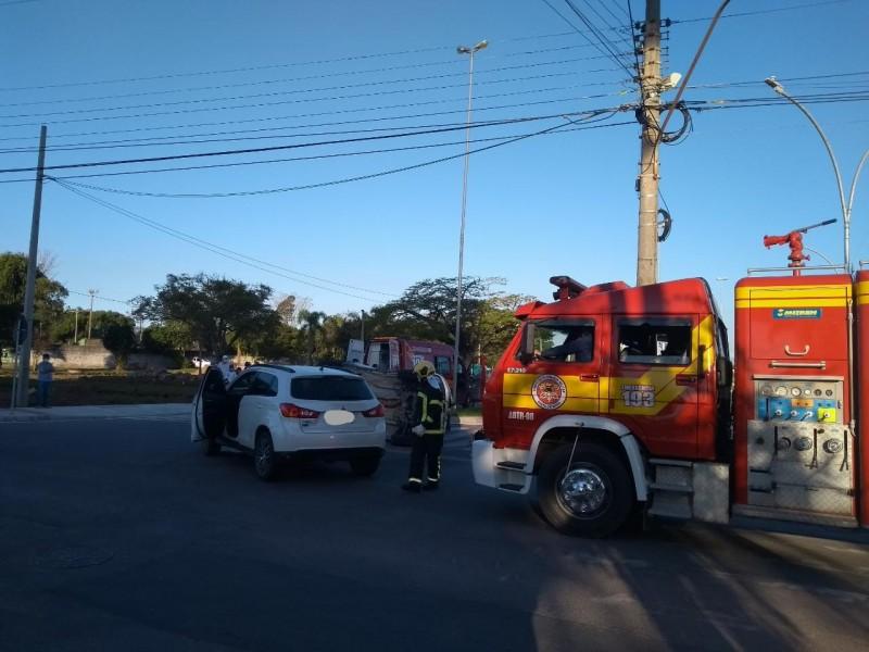 Carro quase capota após colisão em Tubarão