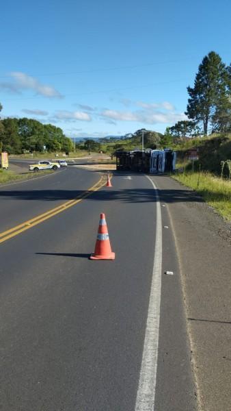 Caminhão tomba na SC-114, em São Joaquim