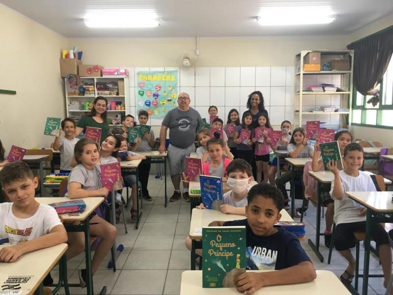 Engeplus Empresas apoia iniciativa de presentear alunos com exemplares do livro O Pequeno Príncipe